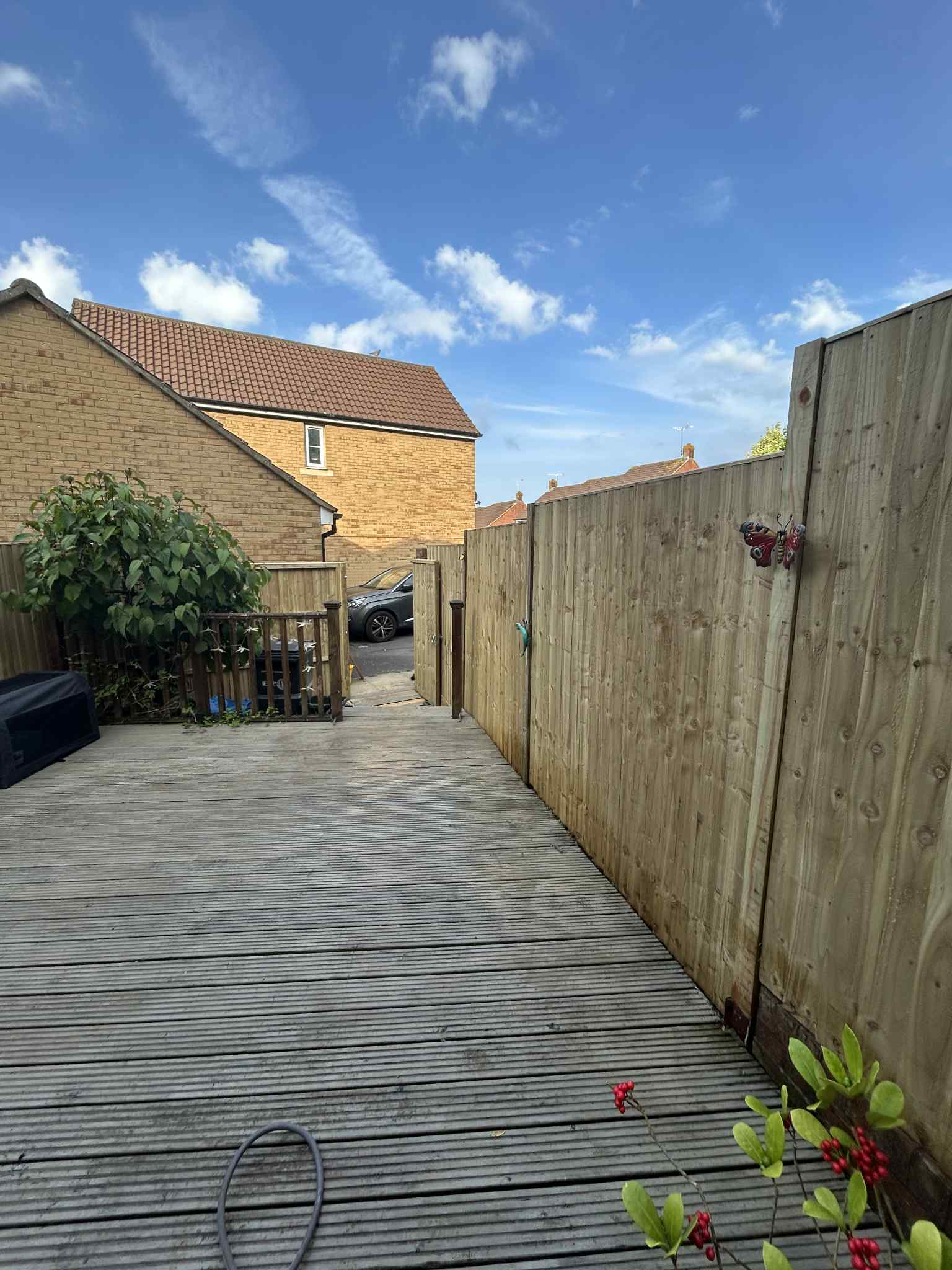 Custom fencing installation